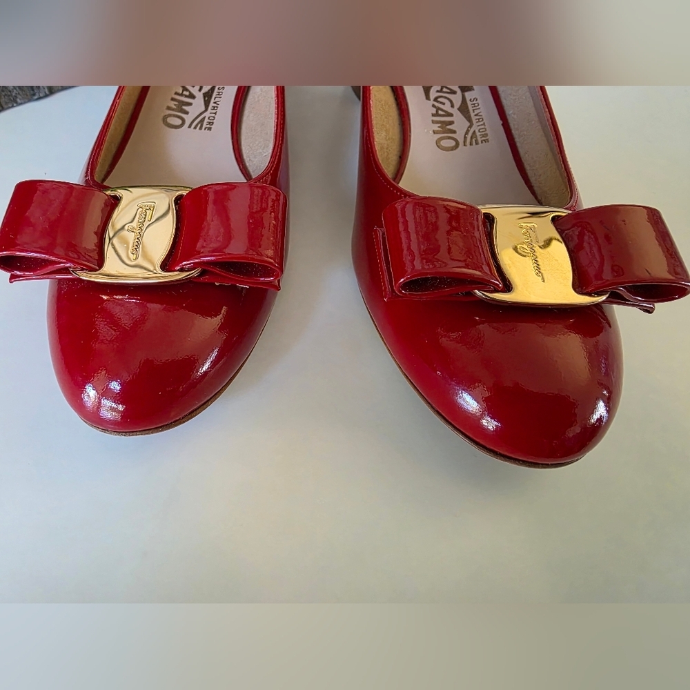 Salvatore Ferragamo Red Patent Vara Bow Ballet Flats Gold Logo Italy Size 5.5B - Picture 4 of 14
